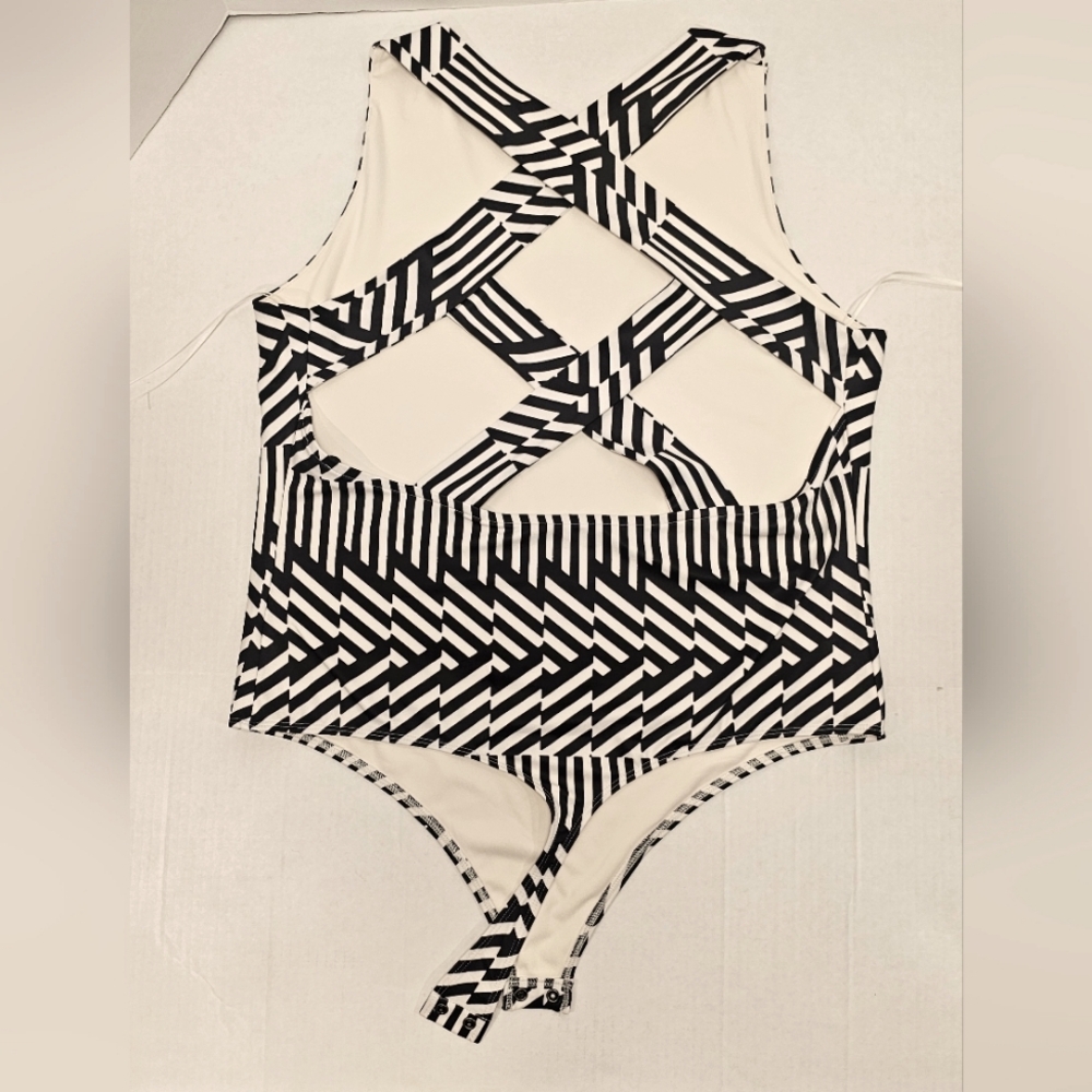 [EXPRESS] Geometric BodyContour High Neck Compression Strappy Back Bodysuit 《XL》 - Picture 7 of 15
